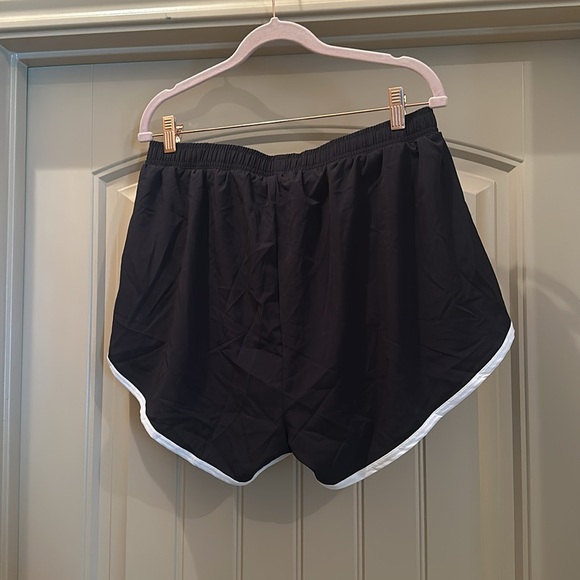 Alo Ivy League Dolphin Shorts - Picture 4 of 4